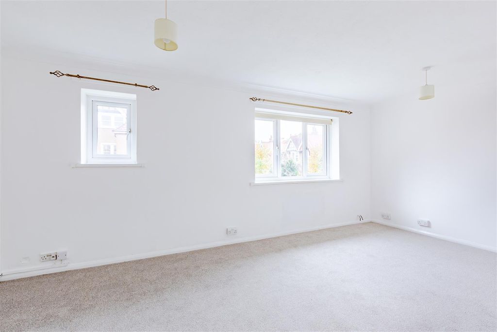 Property photo 3 of 8 Reception