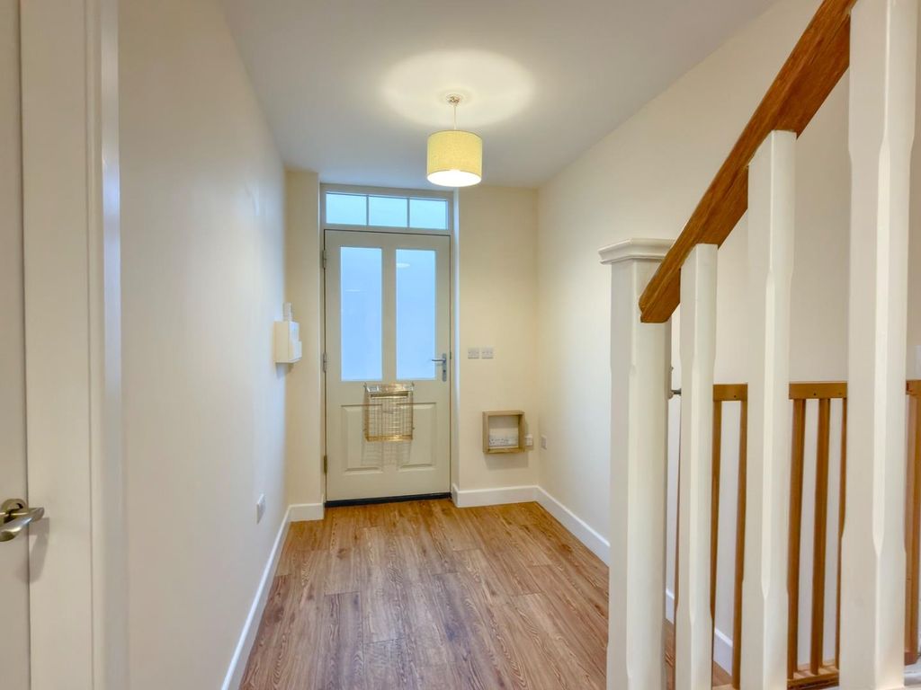 Property photo 3 of 22 Entrance Hall