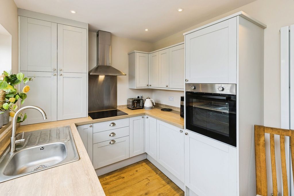 Property photo 3 of 21 Kitchen