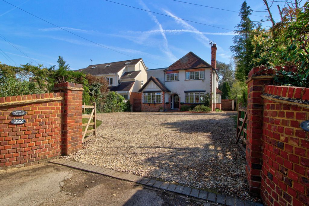 Property photo 1 of 28 Just Over A Mile To Wokingham Town