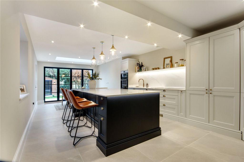 Property photo 2 of 12 Kitchen/Breakfast Rm