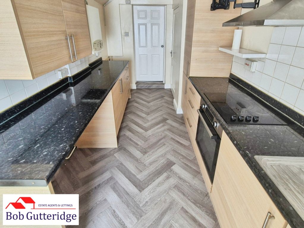 Property photo 3 of 11 Modern Fitted Kitchen
