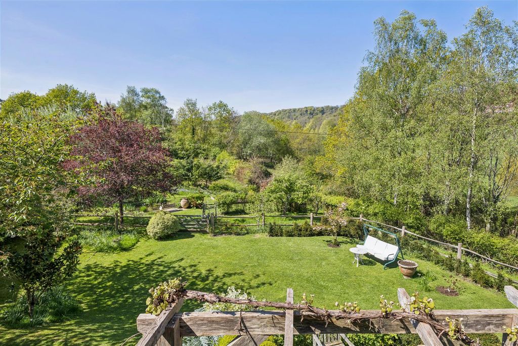 Property photo 3 of 30 Gardens