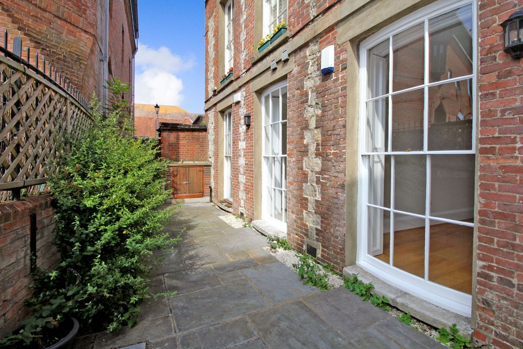 Property photo 2 of 9 Courtyard