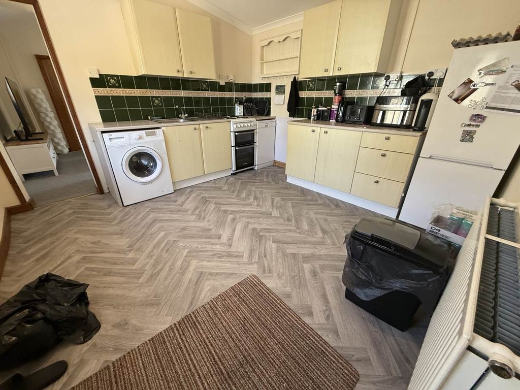 Property photo 3 of 10 Kitchen