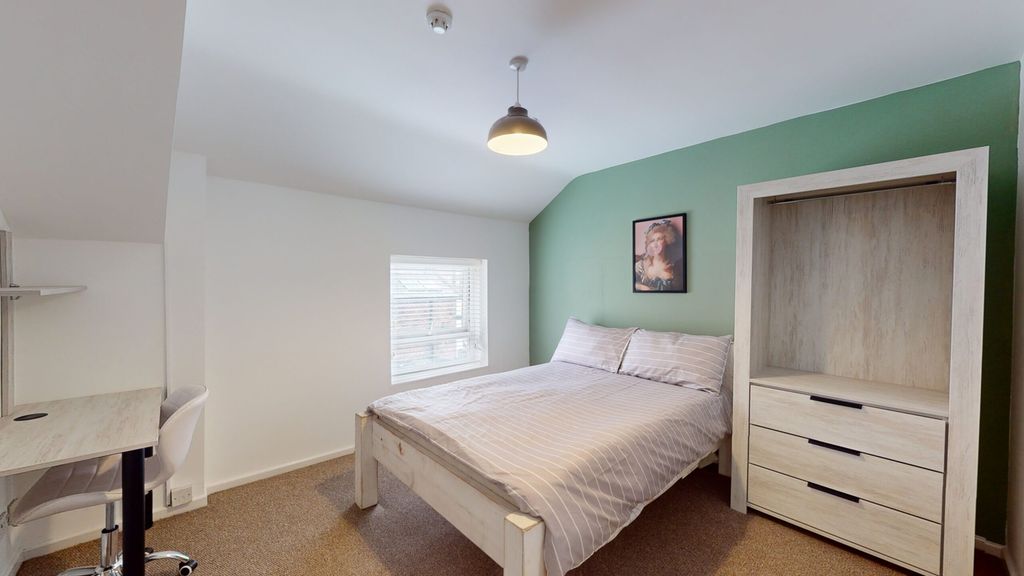 Property photo 2 of 14 A Bright And Inviting Double Bedroom With A Modern...