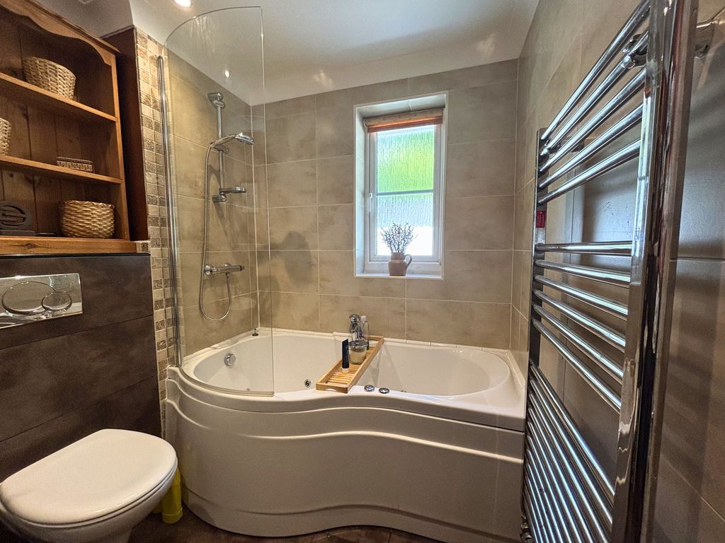 Property photo 3 of 18 Bathroom