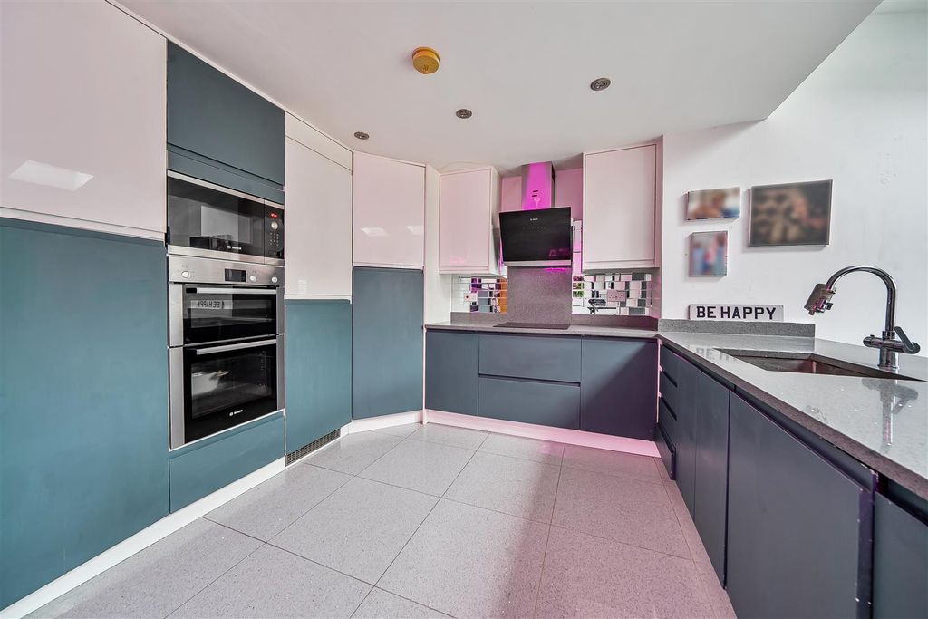 Property photo 3 of 24 1385050-12-692853907B7c4.Jpg