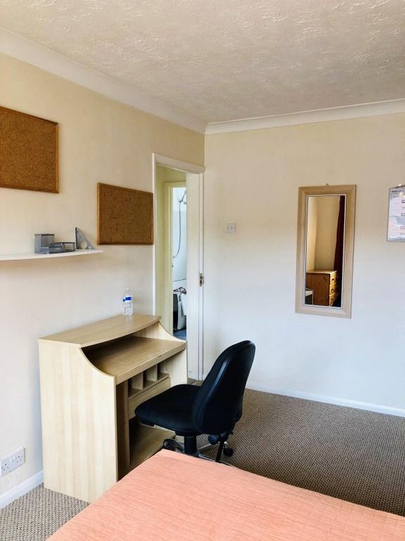 Property photo 2 of 17 Bedroom