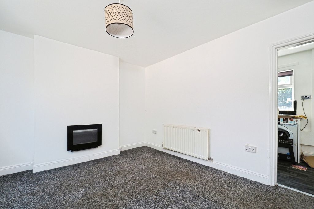 Property photo 3 of 12 Lounge