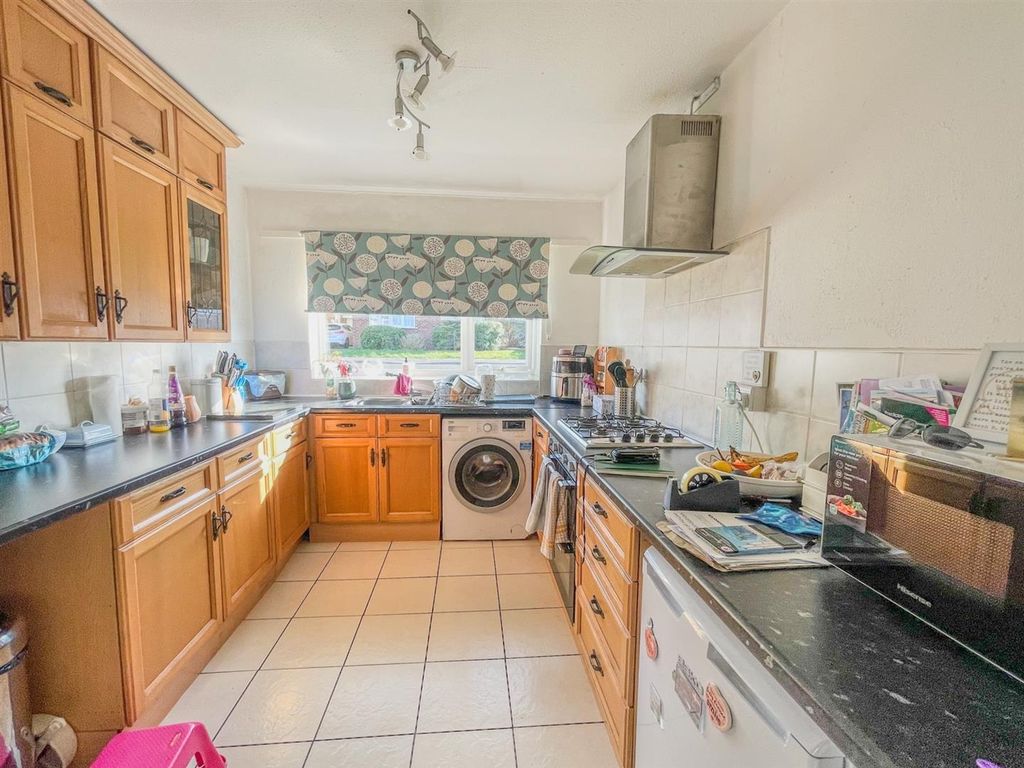 Property photo 3 of 10 Kitchen