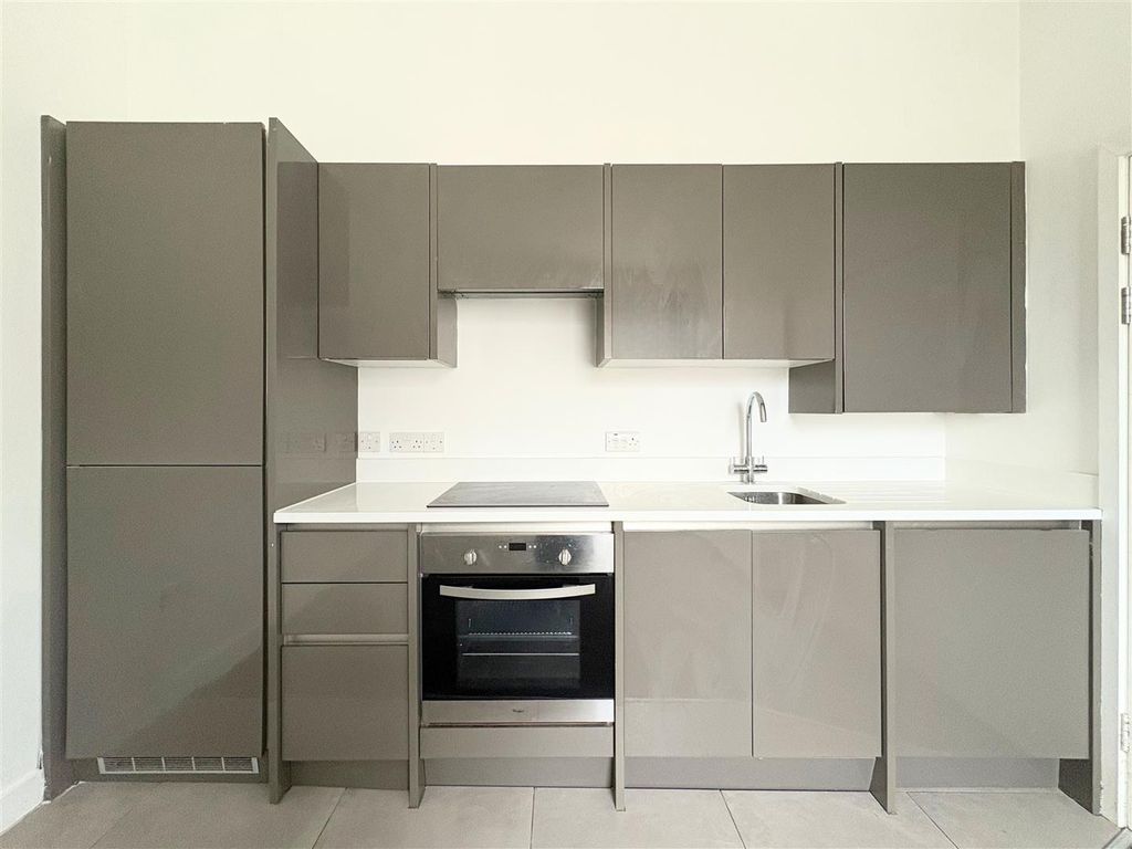 Property photo 3 of 14 Living Room / Kitchen