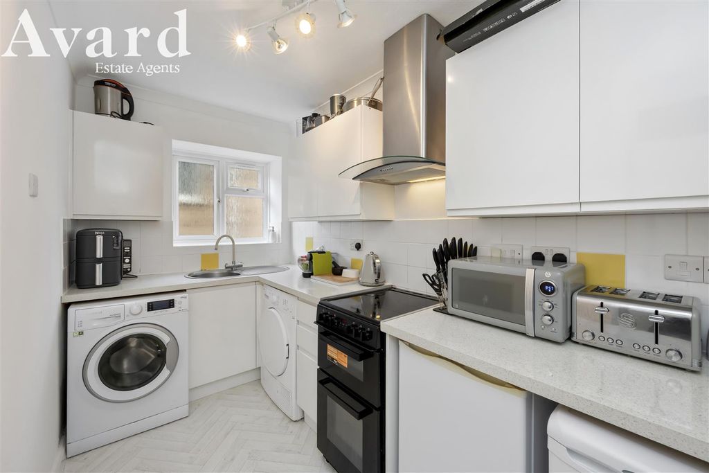 Property photo 3 of 19 Bruce Avenue, Eleanor Court, 5-013.Jpg