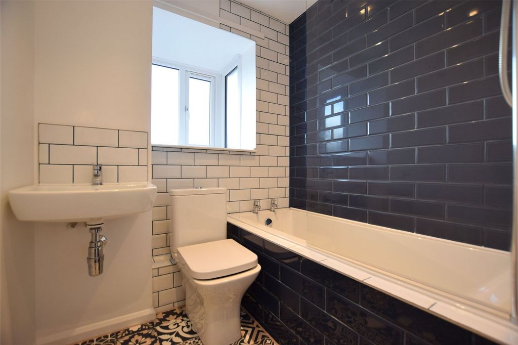 Property photo 2 of 8 Bathroom