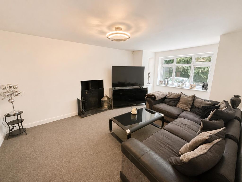 Property photo 3 of 19 Lounge