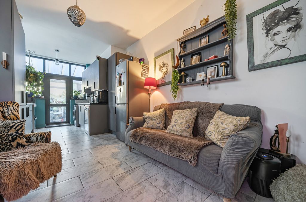 Property photo 3 of 14 1370293-28-68Ffa2...