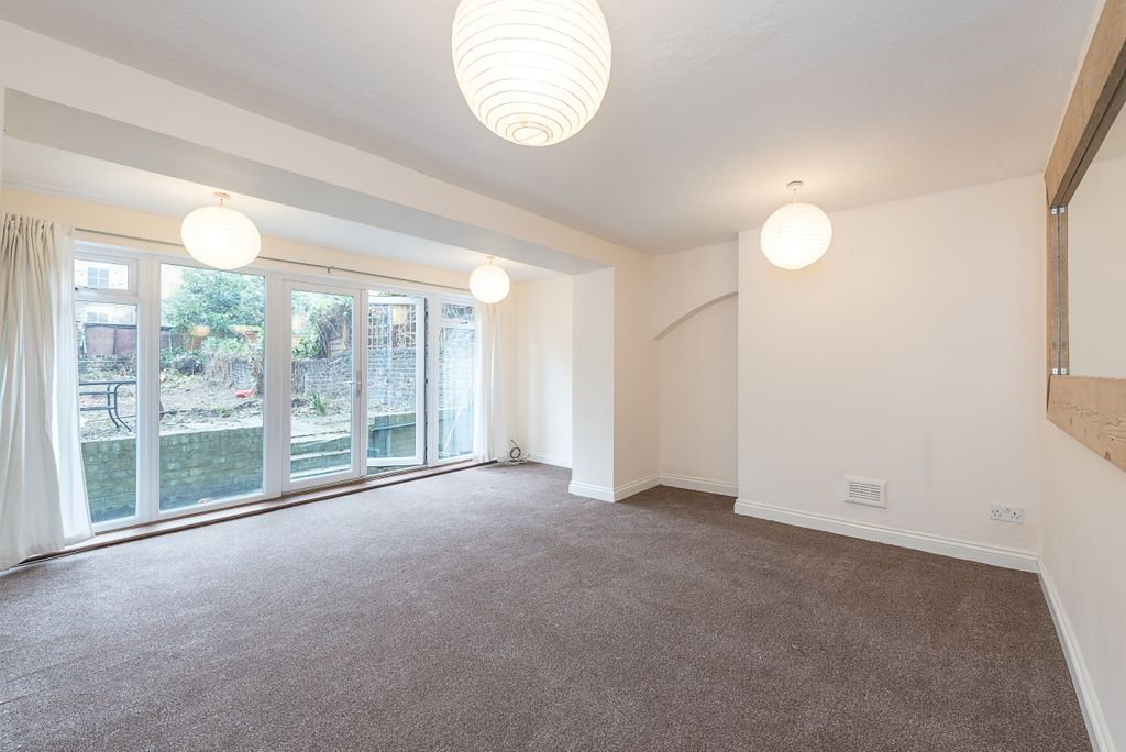Property photo 2 of 11 Englefield Road