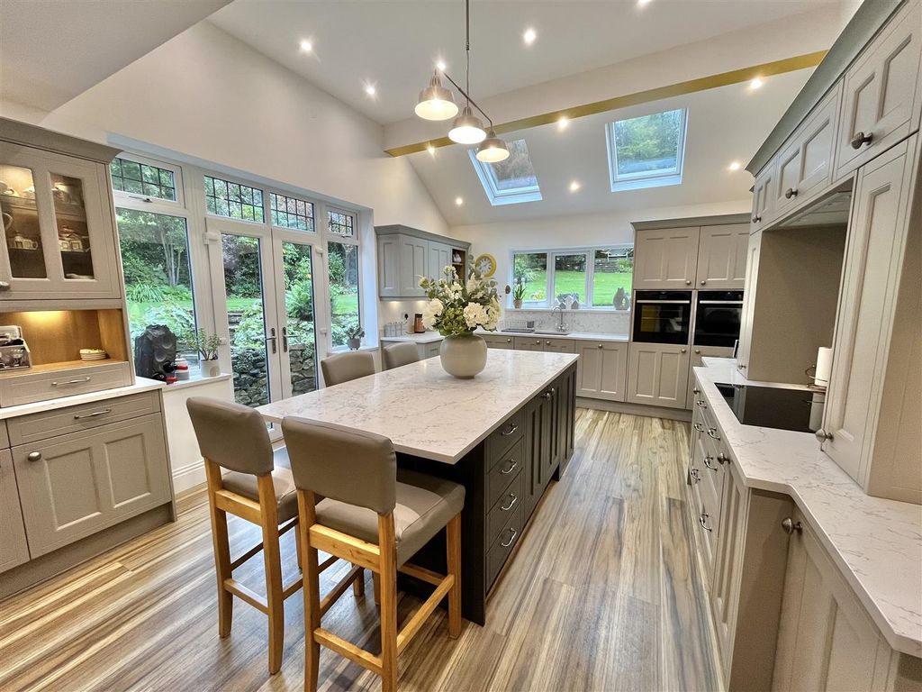 Property photo 2 of 40 Breakfast/Kitchen