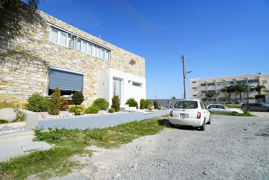 Property photo 3 of 28