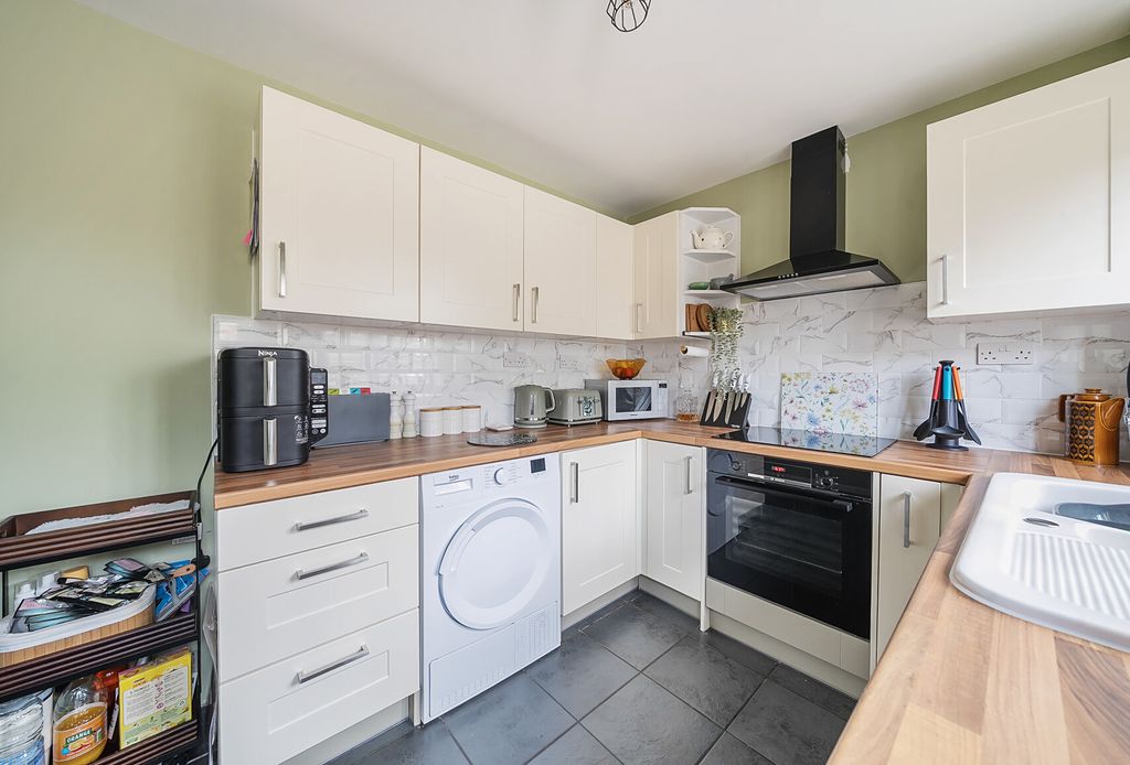 Property photo 2 of 11 1330789-12-688B9c...