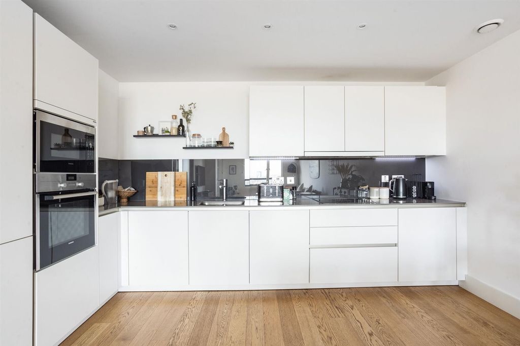 Property photo 1 of 20 Apartment 33, 121 Upper Richmon (7)_Low.Jpg
