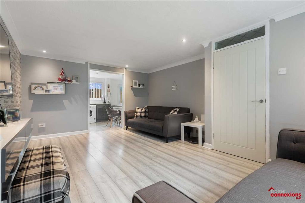 Property photo 3 of 22 Lounge (2)