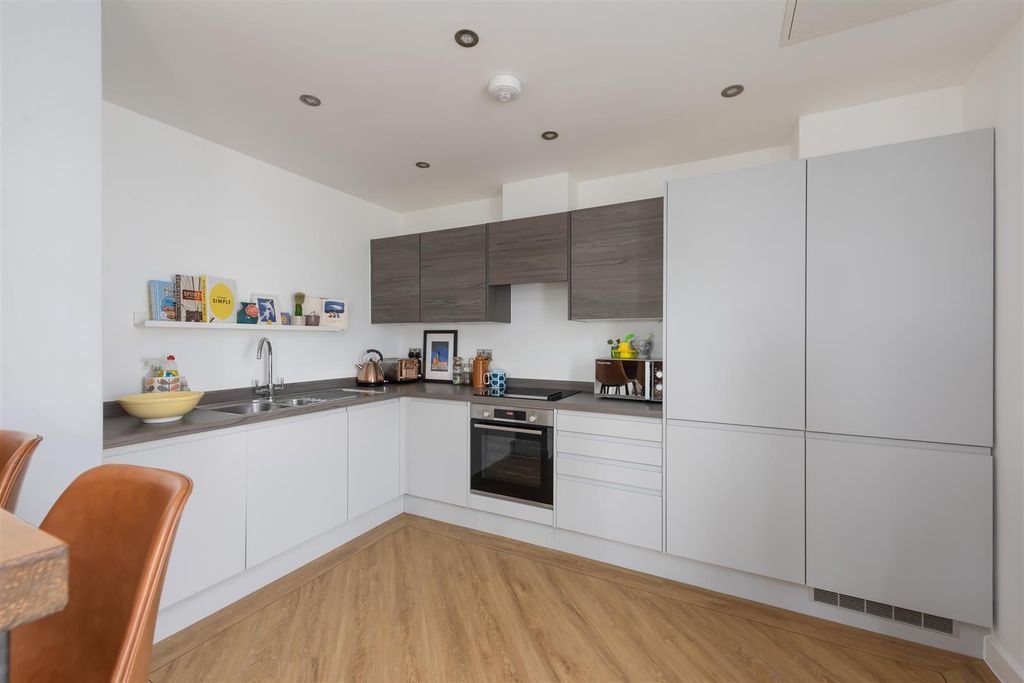 Property photo 2 of 13 Cornwallis Circle, Whitstable