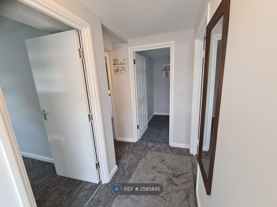 Property photo 1 of 8 Freshly Decorated Hallway