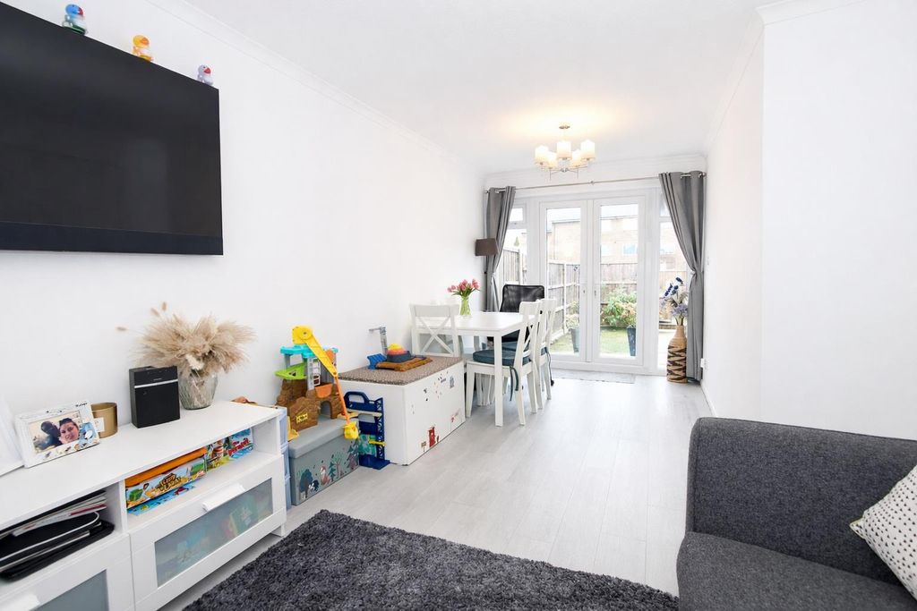 Property photo 2 of 12 Lounge B.Jpg