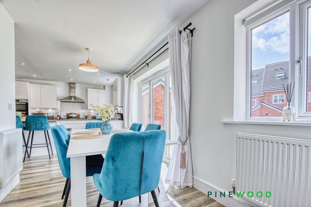 Property photo 3 of 32 Kitchen Diner