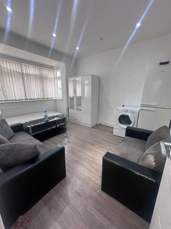 Property photo 1 of 6 2 Bed Flat With 2 Bathrooms / Toilets To Rent Greenland Crescent, Southall Ub2