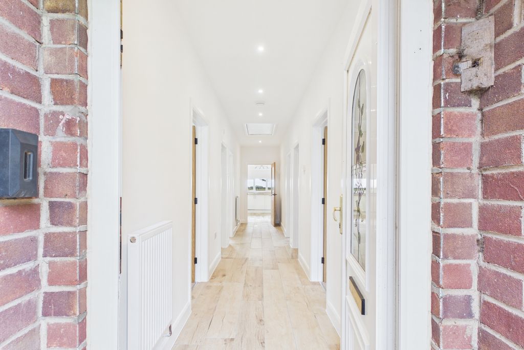 Property photo 2 of 22 Ewemove Spalding - Wignals Gate - Hallway