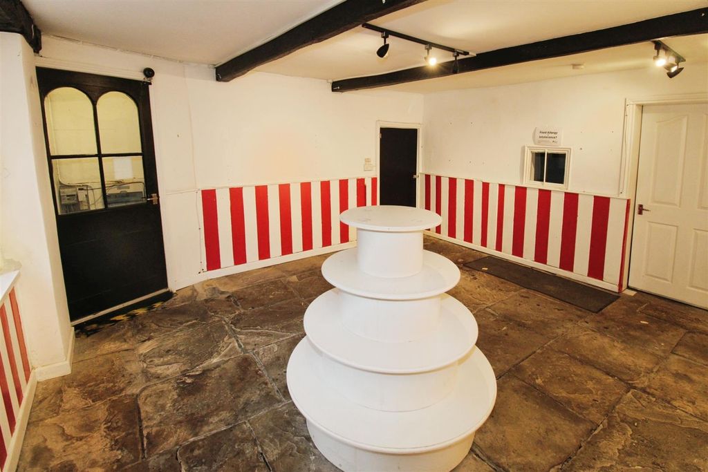 Property photo 2 of 7 Sales Area