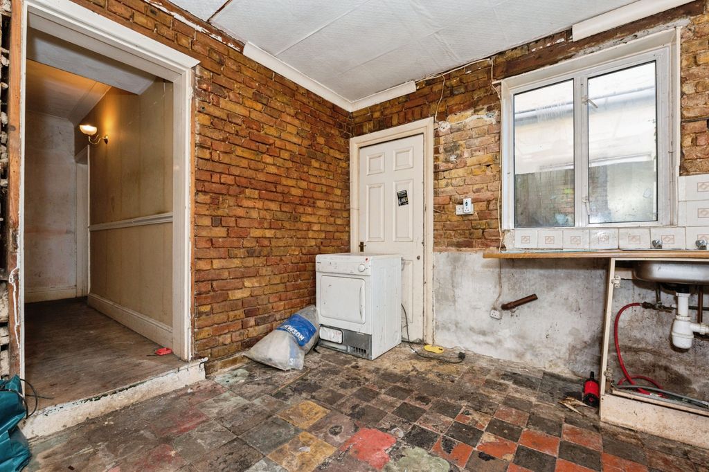 Property photo 2 of 17 Kitchen