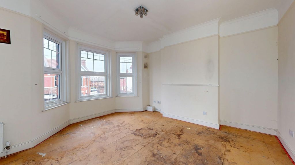 Property photo 3 of 11 Flat B, 69 Temple Road, Cricklewood, London, Nw2 6Pn