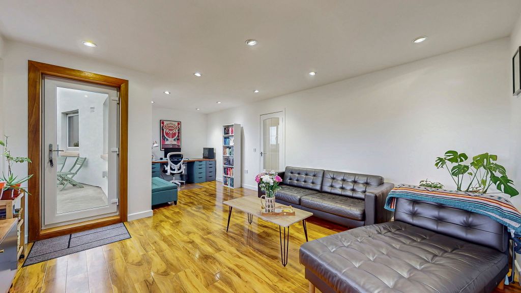Property photo 3 of 21 32-Web-Or-Mls-318 Albert Drive Flat 42 Wedsley Cou