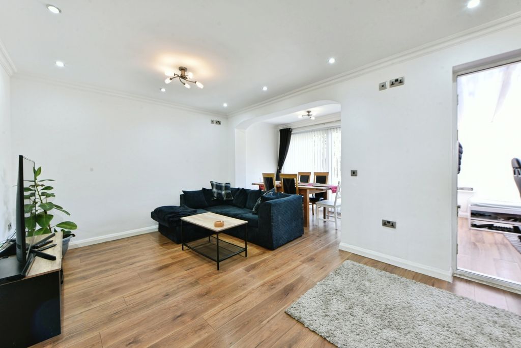 Property photo 2 of 17 Lounge