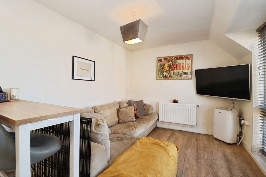 Property photo 3 of 11 Pbox-Img.Jpg