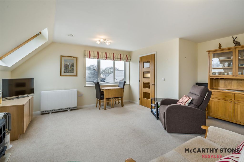 Property photo 2 of 23 8627535-Interior05.Jpg