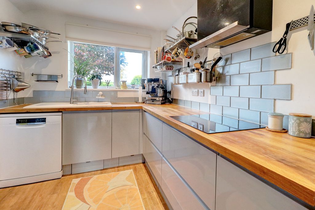 Property photo 3 of 19 Kitchen 3