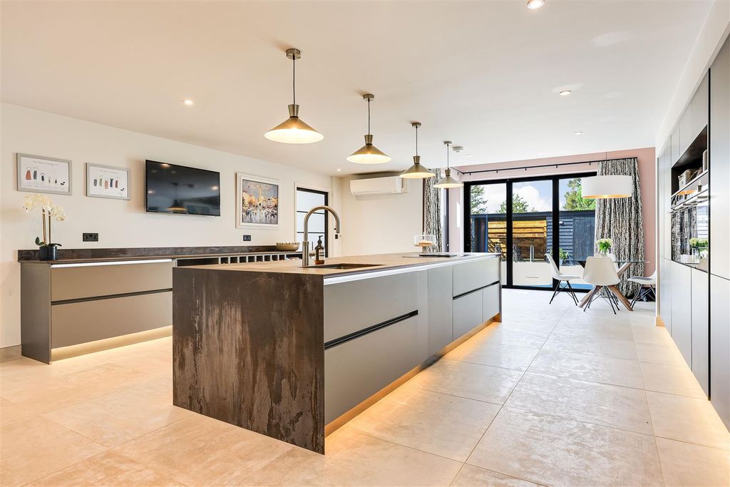 Property photo 3 of 40 Img (32).Jpg