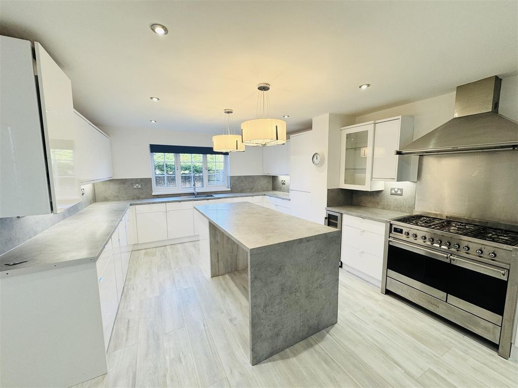 Property photo 3 of 18 Kitchen