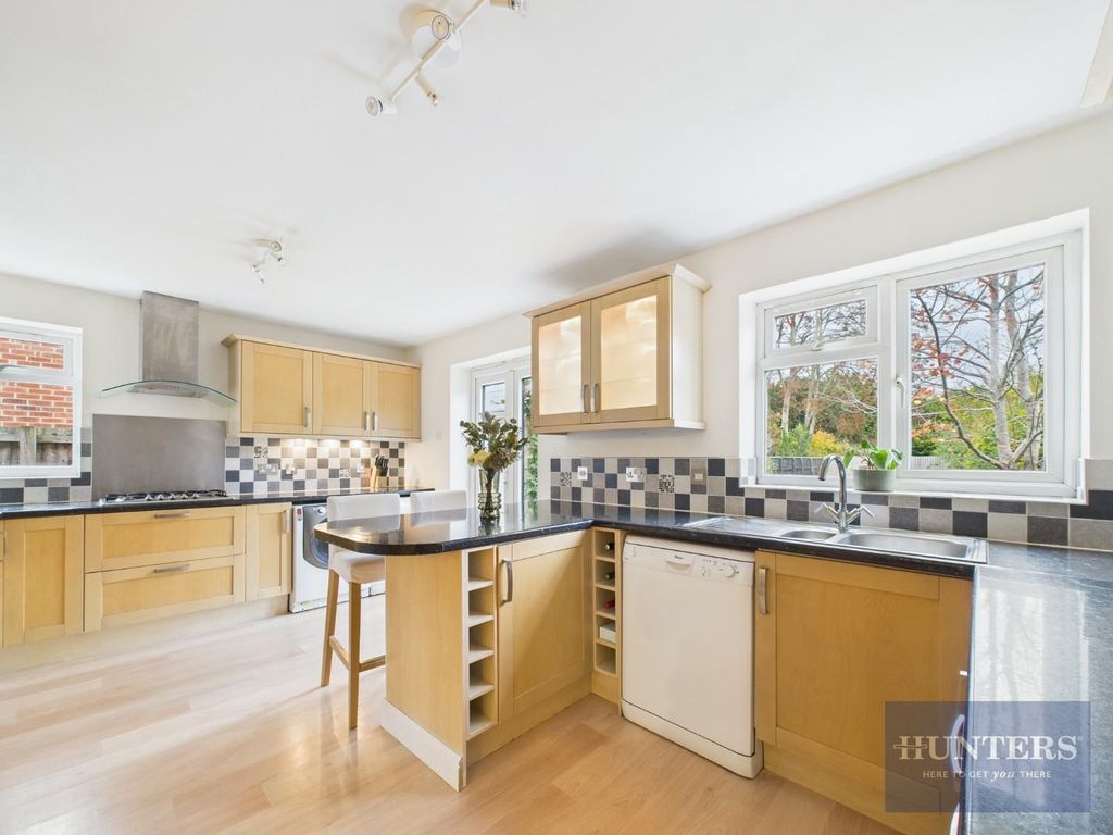 Property photo 3 of 23 Kitchen / Breakfast Area