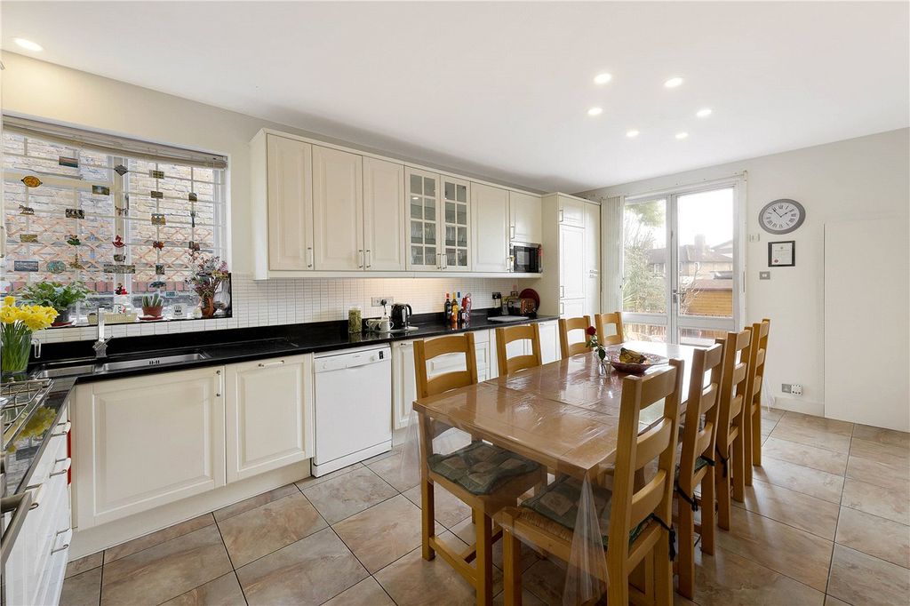 Property photo 3 of 10 Kitchen/Dining