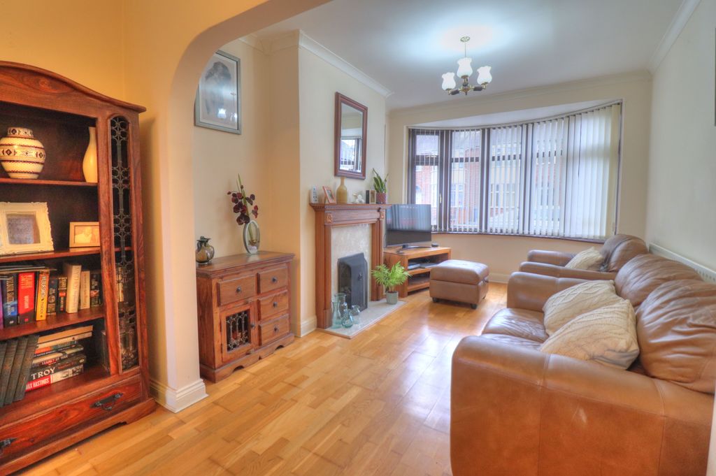 Property photo 2 of 21 Lounge