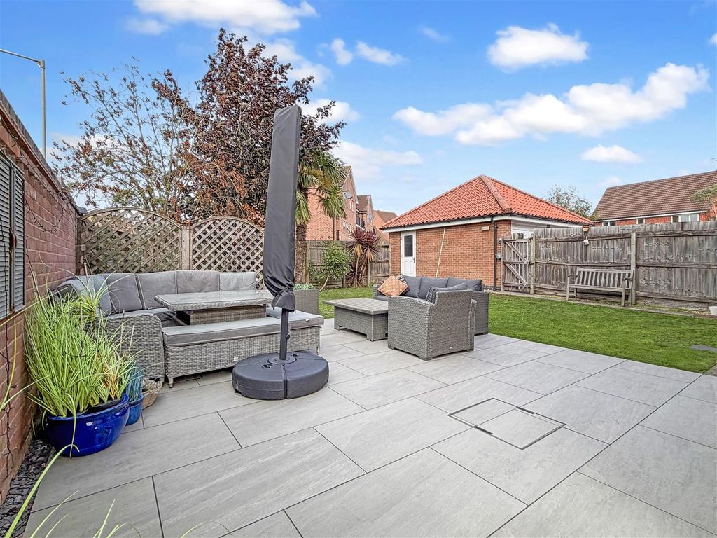 Property photo 3 of 27 Lovely Rear Garden 003