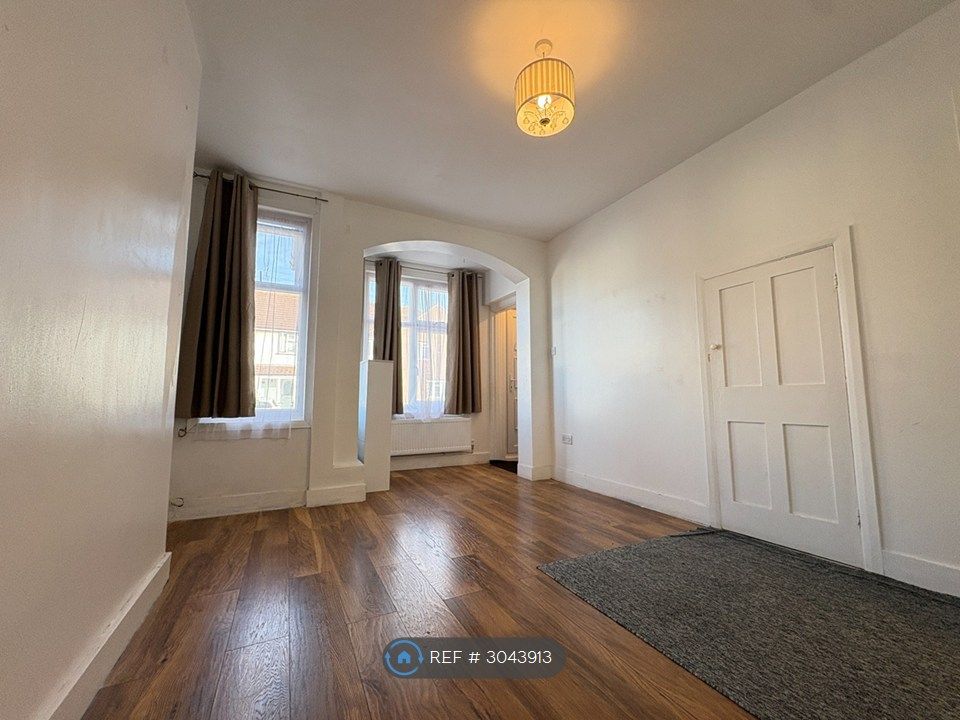 Property photo 2 of 11 Living Room