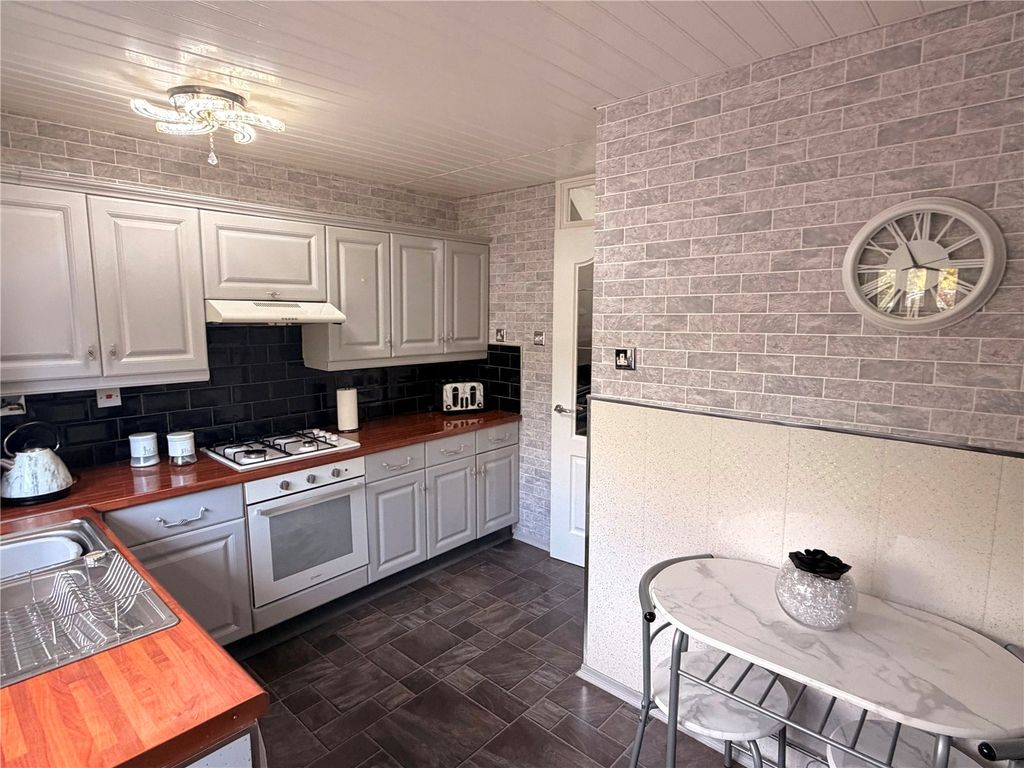 Property photo 3 of 18 Kitchen