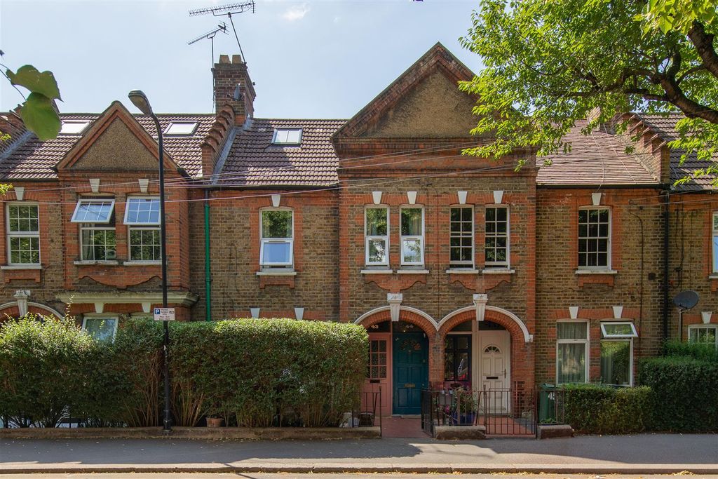 Property photo 1 of 41 Winns Terrace, E17