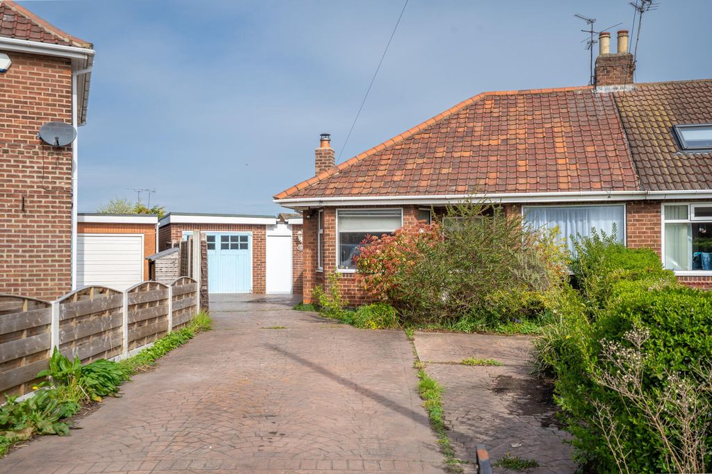 Property photo 1 of 14 Driveway